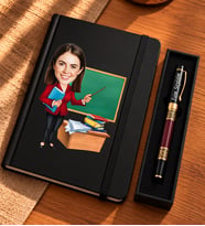Kişiye Özel Fotoğraflı Öğretmen Hediyesi – Karikatür Baskılı Siyah Defter ve İsme Özel Kalem Seti – 24 Kasım