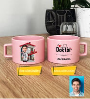 Kişiye Özel Karikatürlü Doktor Hediye Pastel Fincan Doktora Tıp Bayramı Hediyesi (Pembe)