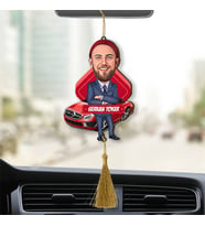 Kırmızı Araba Önündeki Erkek Karikatürlü Ahşap Dikiz Ayna Araba Süsü