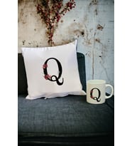Q Harfi Kupa Bardak ve Yastık Set (Beyaz)