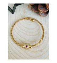 GOLD RENK KIRMIZI TAŞLI KALPLİ ÇELİK BİLEKLİK ACR5174