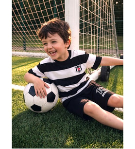 LCW Kids Siyah Beşiktaş Lisanslı Çizgili Erkek Çocuk Tişört