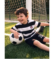 LCW Kids Siyah Beşiktaş Lisanslı Çizgili Erkek Çocuk Tişört