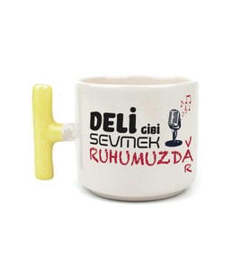 Deli Gibi Sevmek Ruhumuzda Var Baskılı Sarı Kulplu T Kupa