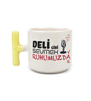 Deli Gibi Sevmek Ruhumuzda Var Baskılı Sarı Kulplu T Kupa