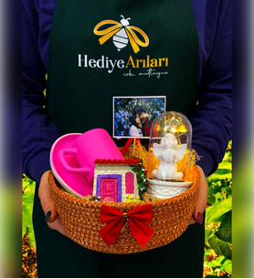 Fotoğraflı Özel Hediye Sepeti  Pembe Kahve Fincanı & Magnet & Işıklı Beyaz Melekli Fanus