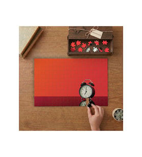 Kırmızı Fonda Çalar Saat Tasarımı 240 parça Ahşap Puzzle Ahşap Kutuda MP00203