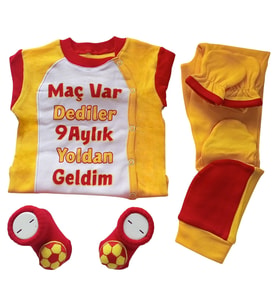 Hoşgeldin Bebek, Yenidoğan Unisex Bebek, Sarı Kırmızı Taraftar Dörtlü Set, Aksesuarlı Taraftar Çorap ve İsimli Emzik Askısı Hediye Seti (Sarı-Kırmızı)