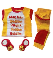 Hoşgeldin Bebek, Yenidoğan Unisex Bebek, Sarı Kırmızı Taraftar Dörtlü Set, Aksesuarlı Taraftar Çorap ve İsimli Emzik Askısı Hediye Seti (Sarı-Kırmızı)