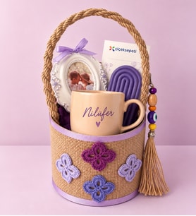 Ng Gifts Premium Lila Çiçek Motifli Silindir Sepette Kişiye Özel İsimli Kupa ve Fotoğraf Çerçeveli Hediye Seti