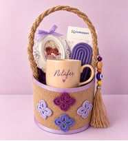 Ng Gifts Premium Lila Çiçek Motifli Silindir Sepette Kişiye Özel İsimli Kupa ve Fotoğraf Çerçeveli Hediye Seti