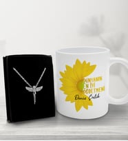Öğretmenler Günü Kişiye Özel Ayçiçek Dünyanın En İyi Öğretmeni Tasarımlı Kupa &Melek Kolye Hediye Kutusu