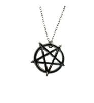 Siyah Yuvarlak Pentagram Yıldız Figürlü Unisex Kolye – 60 cm Zincirli Gotik, Antik ve Mistik Tasarım