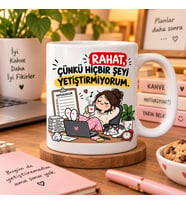Rahat Çünkü Hiçbir Şeyi Yetiştirmiyorum Esprili Baskılı Kupa – Erteleme Mizahı