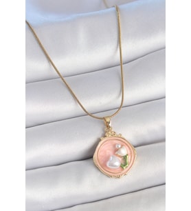 316L Çelik Gold Renk Zincir Pembe Mineli İncili Çiçek İşlemeli Portre Model Kadın Kolye TJ-BKO10151