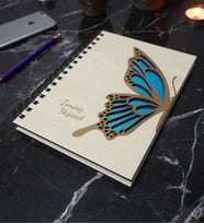Kişiye Özel Kelebek Desenli Ahşap Kapaklı Defter - Ajanda - İsme Özel - A5 60 Yaprak (120 SAYFA) Hediyelik (Mavi)