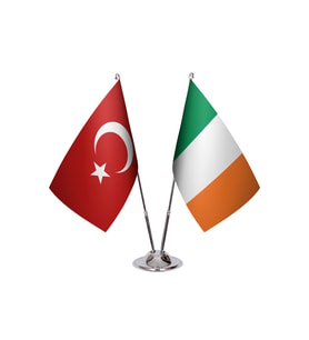 İrlanda İkili Masa Bayrağı