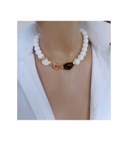 Doğanın Ruhu Beyaz Hilal Amber Kristal Taşlı Kolye Farklı Renkler (Kahverengi)