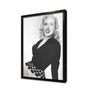 Marliyn Monroe Siyah Kıyafetiyle Çerçeveli Cam Tablo