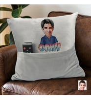 BK Gift Kişiye Özel Erkek Karikatür Tasarımlı Organizer Kumanda ve Atıştırmalık Cepli Gri Kırlent Yastık-1 Arkadaşa Hediye, Cepli Yastık