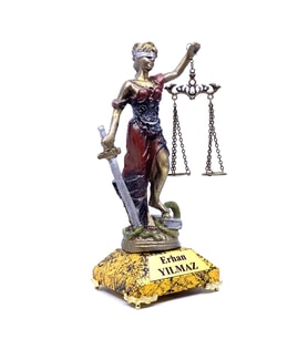 Kişiye Özel İsimli Adalet Heykeli ve Gold Mermer Desenli Kaideli Premium Ofis Hediyesi