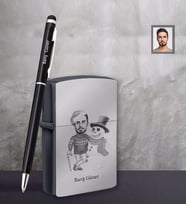 Kişiye Özel Yılbaşı Erkek Karikatürlü Siyah Çakmak Kalem Hediye Seti Model-13 (Model 1)