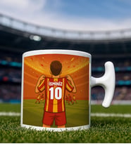 BK Gift Kişiye Özel Sarı-Kırmızı Forma Tasarımlı Hammer Kulplu Beyaz Kupa Bardak, Arkadaşa Hediye, Sevgiliye Hediye, Taraftar Hediyesi