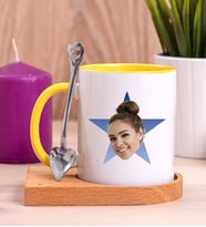 Kişiye Özel Mavi Yıldız Kafa Fotoğraflı Ahşap Altlıklı Sarı Kupa Bardak
