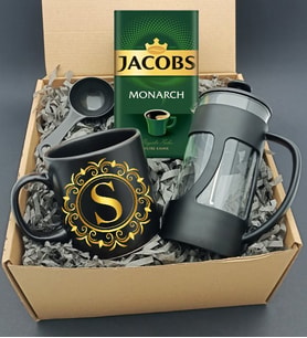 Kişiye Özel Gold Çelenk Baş Harf Baskılı Siyah Kupa & French Press & Jacobs Filtre Kahve Hediye Seti