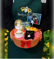 Kişiye Özel Hediye Sepeti - Beyaz Melekli Işıklı Fanus & Papatya Kolye & Baykuş Fotoğraf Tutucu
