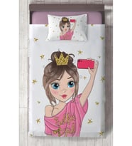 MEKTA HOME BEBEK VE ÇOCUK ODASI Selfie Yapan Prenses Kız Desenli Yatak Örtüsü