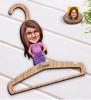 BK Gift Kişiye Özel Kız Çocuk Karikatürlü Standart Boy Ahşap Elbise Askısı-3