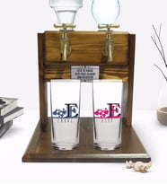BK Gift Kişiye Özel Renkli Baskılı Harf Tasarımlı İkili Rakı Bardağı ve Çift Musluklu Doğal Ahşap Rakı Standı-2 (Model 1)
