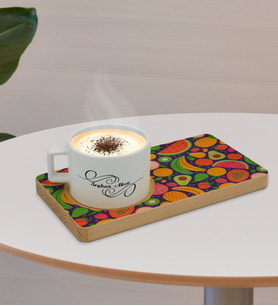 BK Gift Kişiye Özel Meyveler Tasarımlı Doğal Ahşap Tabaklı Seramik Fincan Sunum Seti  Model 1