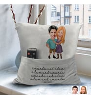 BK Gift Kişiye Özel Sevgililer Karikatür Tasarımlı Organizer Kumanda ve Atıştırmalık Cepli Gri Kırlent Yastık-80 Arkadaşa Hediye, Cepli Yastık
