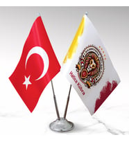 BBaskı  Türk Bayrağı + Aslan Temalı Taraftar Masa Seti  Masaüstü Bayrak Seti (2’li)  Çift Kat Saten Kumaş  Çift Taraf Baskı  1. Kalite Metal Direk & Taban  22,5x15 cm