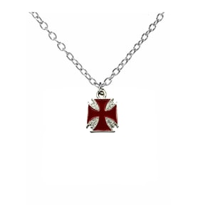 Kırmızı Kare Detaylı Haç Figürlü Unisex Kolye – 60 cm Zincirli, Gotik & Vintage Metal Takı (Gümüş)