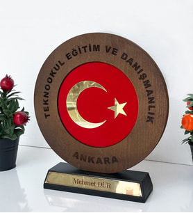 Türk Bayraklı Kurumsal Plaket  Kişiye Özel Ahşap Masa Üstü Ödül  Eğitim ve Danışmanlık Hediyesi (Kahverengi)