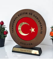 Türk Bayraklı Kurumsal Plaket  Kişiye Özel Ahşap Masa Üstü Ödül  Eğitim ve Danışmanlık Hediyesi (Kahverengi)