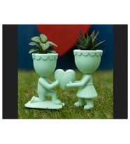 Alvera Aşk Saksısı – 3D Baskı Kalp Tutan Çift Figürlü Dekoratif Saksı - Mint