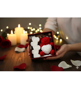 Kokulu Mum Hediye Kutusu Peluş Kalp - Mumelia Candles Doğal Soya Mum Seti El Yapımı Özel Tasarım