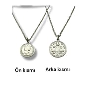 Elizabeth Çift Taraflı Madalyon Kolye – 60 cm Zincirli Antik Görünümlü Unisex Takı (Gümüş)