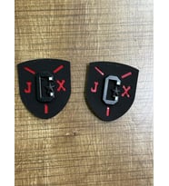 6X5 CM 2 ADET DERİ C HARFLİ ARMA APOLET OMUZ APOLET DİKİŞ AKSESUARI (Kırmızı)