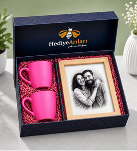 Kişiye Özel Karakalem Fotoğraflı Ahşap Çerçeve ve 2'li Pembe Kupa Bardak Premium Hediye Seti