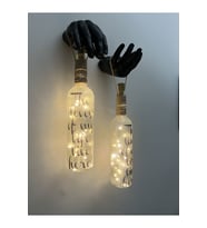 Siyah Erkek Eli Heykeli Dekorlu Buzlu Cam Şarap Şişesi Tıpa Peri Led Işıklı Aplik 2 Li Set (Çok Renkli)