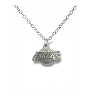Lakers Efsanesi – Los Angeles Lakers NBA Basketbol Figürlü Unisex Kolye (60 cm Zincirli) (Gümüş)