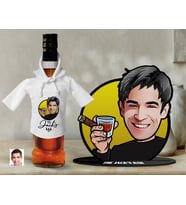 BK Gift Kişiye Özel Karikatürlü 3D Ahşap Biblo ve Beyaz Mini İçki Şişesi Tişörtü Hediye Seti, Arkadaşa Hediye, Sevgiliye Hediye-1