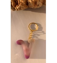 V Harfi Gökkuşağı Renkleri Kırmızı Sim Süsleme Anahtarlık Gold Aksesuarlı El Yapımı Epoksi