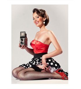 Fotoğraf Çeken Pin Up Kadın Hediyelik Ahşap Tablo