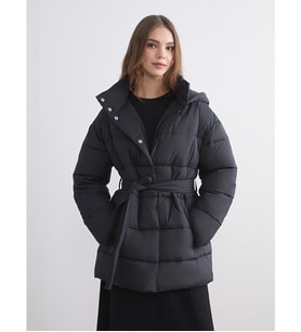 LCW Modest Siyah Kapüşonlu Beli Kuşaklı Kadın Şişme Mont
